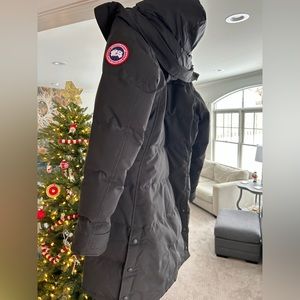 Canada goose coat with zippered fur hood attachment